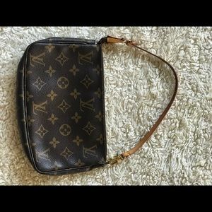 Authentic Excellent condition Louis Vuitton clutch